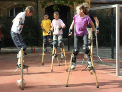 Fiesta de parque infantil 02,
                                f�tbol en zancos en Berl�n Wedding