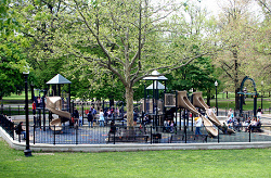 DerTadpole-Spielplatz im Schatten
                                  grosser B�ume in Boston in den
                                  kriminellen "USA"