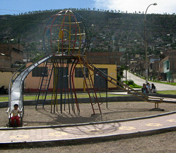 Doppelrutschbahn in Form einer farbigen
                      Globus-Skulptur 02, Ayacucho, Avenida Prolongaci�n
                      de la Libertad, Peru