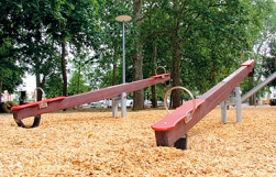 Wippe 02 aus Holz mit Gummipuffern
                                auf einem S�gemehlboden,
                                Claramatte-Park, Basel