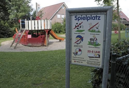 Spielplatz-Schild 02 mit Logos
                                    in S�rbeck, NRW, Deutschland