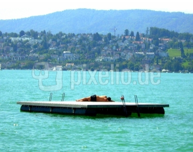 Floss 01 auf dem
Zürichsee Floss
01 auf dem Zürichsee