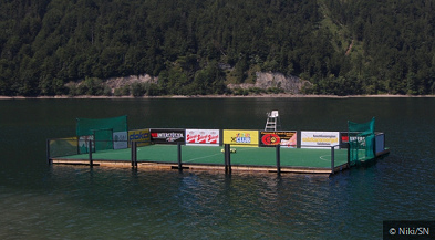 Floss 04 als
Fussballfloss auf dem Hintersee, Region
Salzburg, Österreich Floss
04 als Fussballfloss auf dem Hintersee, Region
Salzburg, Österreich