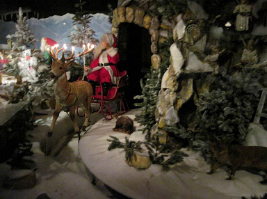 Märchenwald
Ibbenbüren 11, der Weihnachtsmann kommt auf
einem Schlitten, gezogen von einem Hirsch mit
Lichtern auf den Geweihspitzen (Märchen:
"Wintermärchen") Märchenwald Ibbenbüren 11, der
Weihnachtsmann kommt auf einem Schlitten,
gezogen von einem Hirsch mit Lichtern auf den
Geweihspitzen (Märchen:
"Wintermärchen")