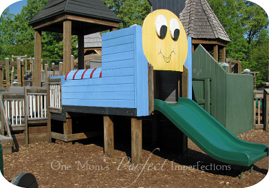 Rutschbahn f�r Kleinkinder mit
                                einem kleinen Haus, das ein Gesicht hat,
                                steht im Hughes-Park in Arlington,
                                Tennessee, "USA"