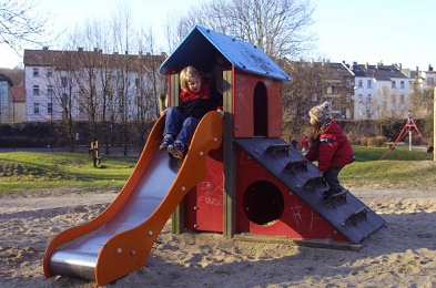 Rutschbahn mit Haus und Unterschlupf,
                              ohne Ortsangabe