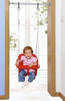 Babyschaukel mit
                            verstellbaren Seilen im T�rrahmen im Haus
                            montiert (indoor), Firma Hudora, Schweiz