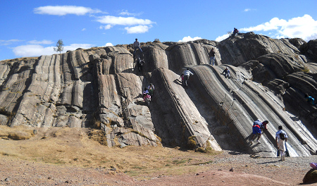 Nat�rliche, breite Rutschbahn
                                      durch Gesteinsformation 04, hier
                                      die lange Rutschbahn f�r Kinder ab
                                      6 Jahren und auch f�r Erwachsene,
                                      Sacsayhuam�n bei Cusco, Peru