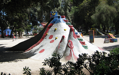 Vulkanrutschbahn 01 am
                              Brasilien-Platz (plaza Brasil) in Santiago
                              in Chile