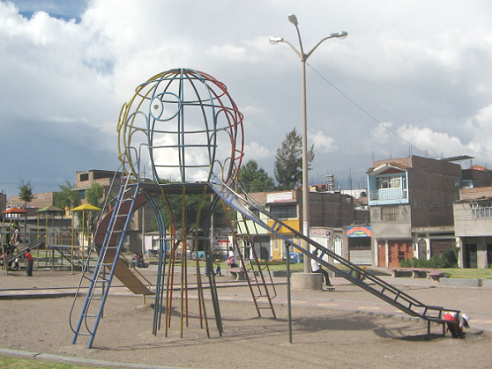 Doppelrutschbahn in Form einer
                              farbigen Skulptur 03, Ayacucho, Avenida
                              Prolongaci�n de la Libertad, Peru,
                              Hinteransicht