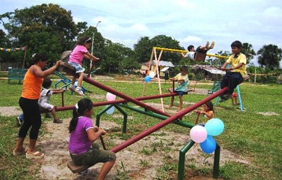 Wippen ohne Gummmipuffer in Nuevo
                                San Pedro in der Region Pucallpa,
                                Provinz Uyacal�, Peru