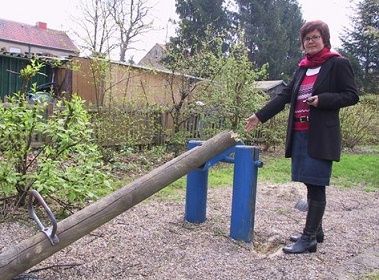 Wippe aus Holz auf
                              einer Finnfl�che wurde durch Vandalismus
                              durch hirnlose Erwachsene gebrochen,
                              B�nen, Region Dortmund, Deutschland