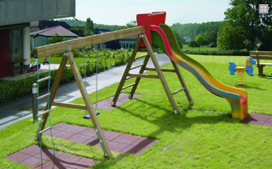 Schaukel mit Rutschbahn
                            mit weichen Bodenplatten