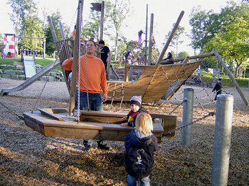 Schiff und Schiffsschaukel im
                            Herminghauspark in Velbert (Region
                            Wuppertal), Deutschland
