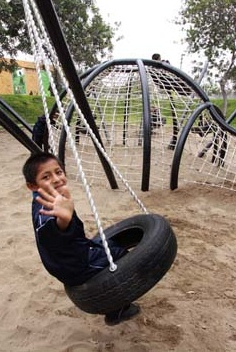 Reifenschaukel 06, Sinchi-Roca-Park
                              (parque Sinchi Roca), Lima