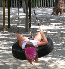 Reifenschaukel 13, M�dchen
                                      liegt relaxing 01, Sea Pines
                                      Resort, South Carolina in den
                                      kriminellen "USA"