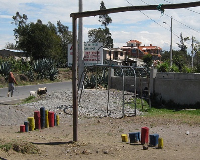 Pollerspringen 04 in verschiedenen
                              Farben in Salasaca in Ecuador,