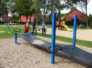 Reifenwerfen 01:
                            Fahrradreifen werden ans Ger�st geworfen,
                            Spielplatz Hamburg-Lurup
