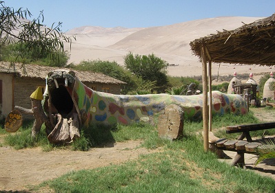 Spielschlange 02 aus einem Holzstamm,
                              Sicht von vorn, auf der Hari-Krishna-Farm
                              "Eco Truly" im Lluta-Tal bei
                              Arica, Chile