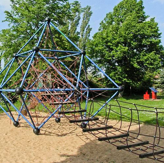 Klettern 06: Kletterpyramide mit
                              Metall und Seilen, Koethen,
                              Sachsen-Anhalt, Deutschland