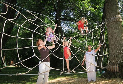 Klettern 16: Kletter-Spinnennetz auf
                              dem Spielplatz Wettachauen in Kaufbeuren,
                              Bayern, Deutschland