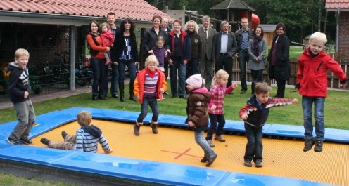 Trampolin 16:
                            Versenktes, rechteckiges Trampolin im
                            Kindergarten Remels im Friesland,
                            Deutschland