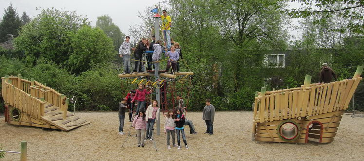 Ein
                                  halb versenktes Schiff auf dem
                                  Spielplatz der Hauptschule Much, NRW,
                                  Deutschland