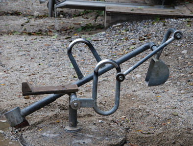 Kinder-Bagger auf
                              einem Spielplatz in Frasdorf in Bayern
