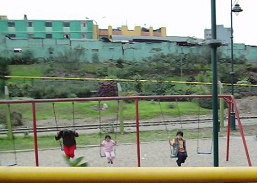 Parkeisenbahn im
                                        Muralla-Park, Lima, Peru, Sicht
                                        auf Schaukeln