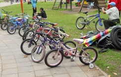 Kindervelo ausleihen mit
                                Veloreparaturposten, Ejido-Park in
                                Quito, Ecuador