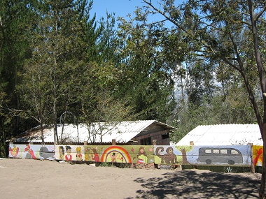 Fussballfeld mit bemalter Bande,
                              Schule Kitawa, Salasaca, Ecuador