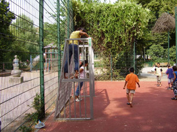 Eingegittertes Fussballfeld f�r
                              Kinder und Jugendliche mit
                              Metallgittertoren, Reuterplatz in
                              Berlin-Neukoelln