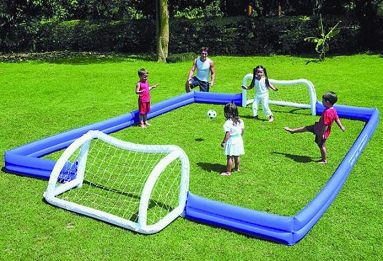 Aufblasbares
                            Fussballfeld 02 f�r Kinder, ebay