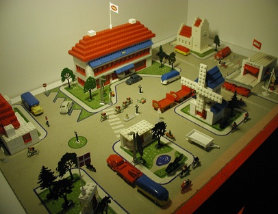 Der erste Verkehrspark
                            ist eigentlich die Legowelt mit Strassen,
                            H�usern, Verkehrszeichen und Spielautos