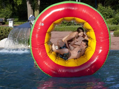 Wasserspiele 03,
                            aufblasbares Hamsterrad, Insel Grafenwerth,
                            Region Bonn