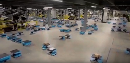 Paketzentrum
                mit Robotern 01