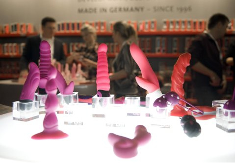Verschiedene Vibratoren in
                einem Erotik-Markt, einfach so