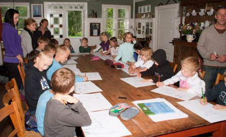 Zeichenstunde mit Kindern,
                Kinder zeigen, was sie tun