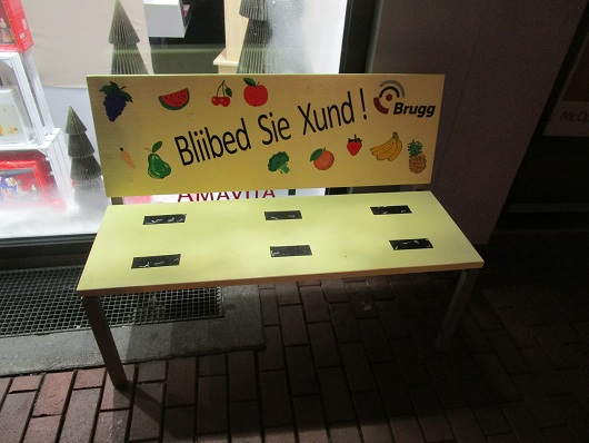 Sitzbank in Brugg (Schweiz) mit Fr�chten bemalt