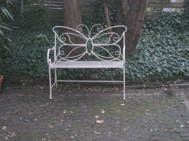 Z�rich: Weisse Sitzbank aus Metall
                mit Schmetterling
