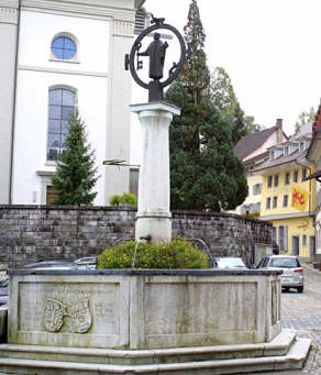 Brunnen in Willisau an der M�ligass, wo
                        selbst die Erwachsenen nur mit Glas oder
                        Wasserflasche Wasserzugang haben