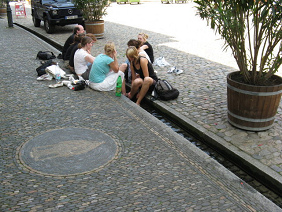 Wassergraben in der Altstadt von Freiburg
                        i.Br., "B�chle" genannt. Der
                        Wassergraben ist hier nicht sehr kontrastierend
                        abgegrenzt (Augustinerplatz).