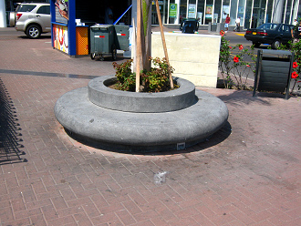Rundbank mit Baum (Palme) in Lima San
                        Miguel beim Einkaufszentrum Tottus (2011),
                        Nahaufnahme