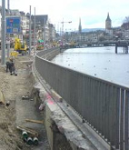 "Modernes" Gel�nder aus
                                  Aluminium mitten in Z�richs Altstadt
                                  am Limmatquai