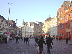 Bis zum Jahr 2004 ca. herrschten
                                auf dem Marktplatz in Basel zwei
                                �bergrosse Strassenlaternen aus dem
                                Autobahnbau. Dann wurde ein neues,
                                menschlicheres Beleuchtungskonzept
                                installiert.