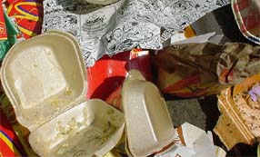 Abfallberg
                                  ("Littering") durch Fastfood
                                  von McDonalds und Burger Kind. Diese
                                  Firmen sind absolut untauglich und
                                  verursachen der Allgemeinheit hohe
                                  Kosten, auch durch Gesundheitssch�den
                                  wegen unausgewogener Ern�hrung...