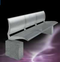 Sitzbank aus Chromstahl, k�hl, und
                              man friert sich den Arsch ab