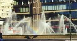 Brunnen ohne Trinkwasserzugang in
                                  Stockholm vor dem Kulturhaus, f�r das
                                  praktische Leben absolut untauglich.