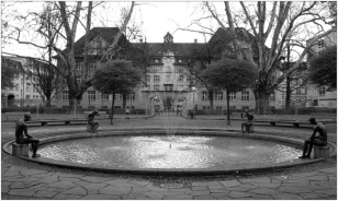 Brunnen ohne Trinkwasserzugang in
                                Z�rich vor dem Museum f�r Gestaltung,
                                f�r das praktische Leben absolut
                                untauglich