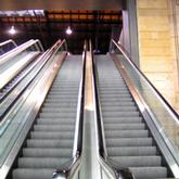 Rolltreppen sind in
                                Bahnh�fen untauglich, z.B. im Bahnhof
                                SBB in Basel, Passerelle. Die
                                Rolltreppen bleiben immer wieder mal
                                stehen...